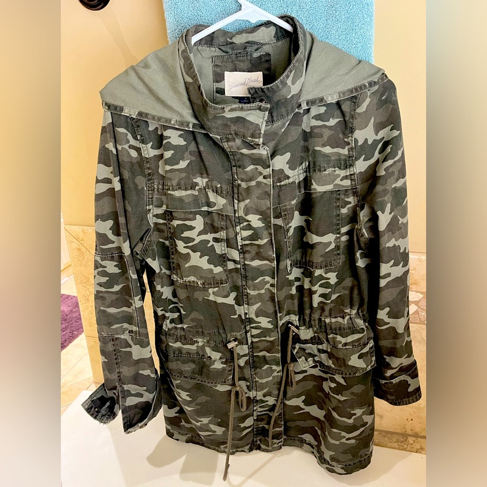 Women’s hooded camouflage side cinch jacket! Size Medium! Universal Thread